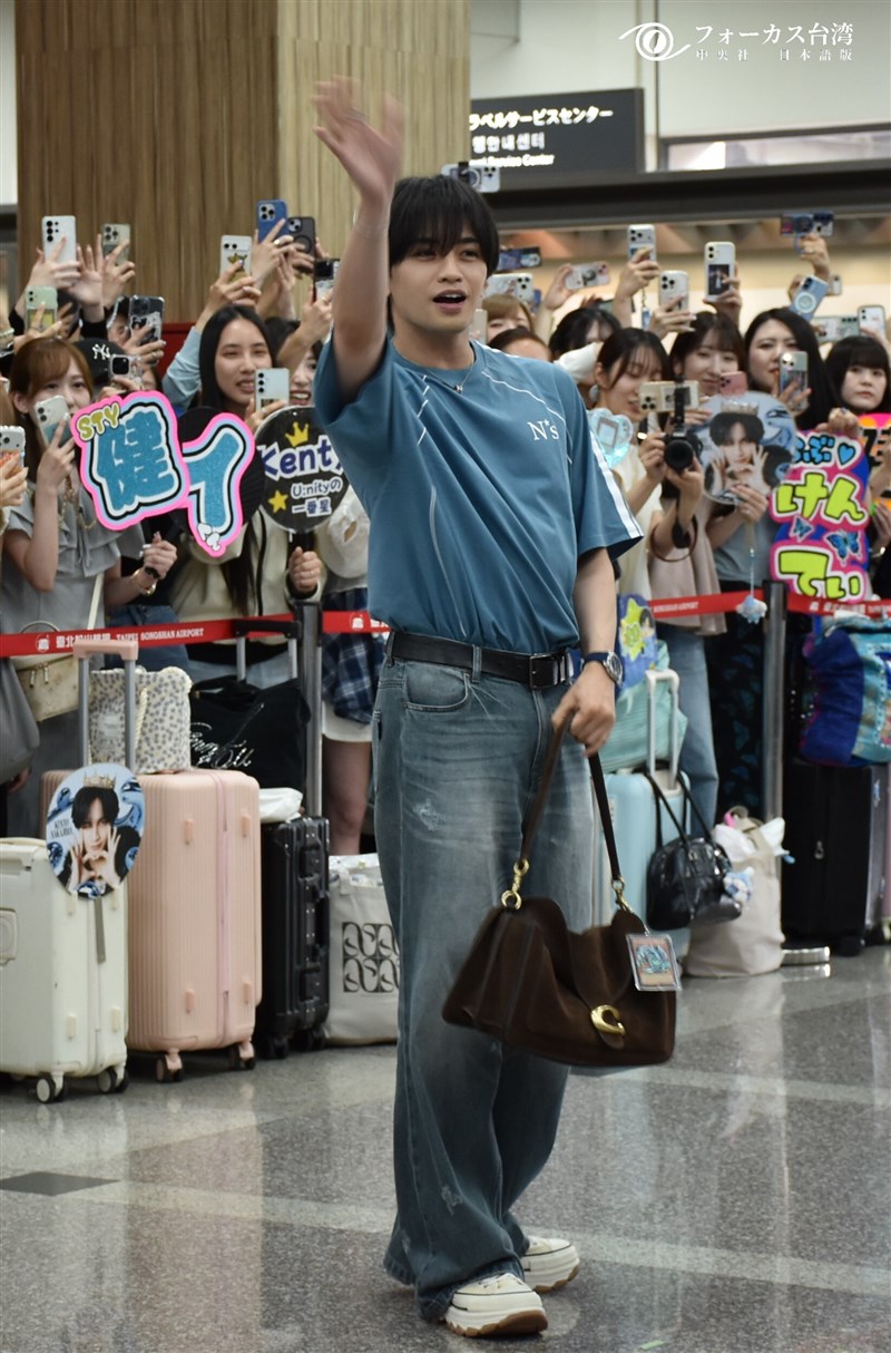 台北松山空港でファンの前に姿を見せた中島健人＝2026年8月28日、中央社撮影