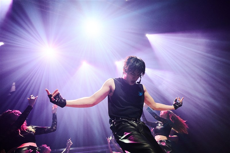 台北公演でキレのあるダンスを披露する中島健人＝大鴻芸術BIG ART提供