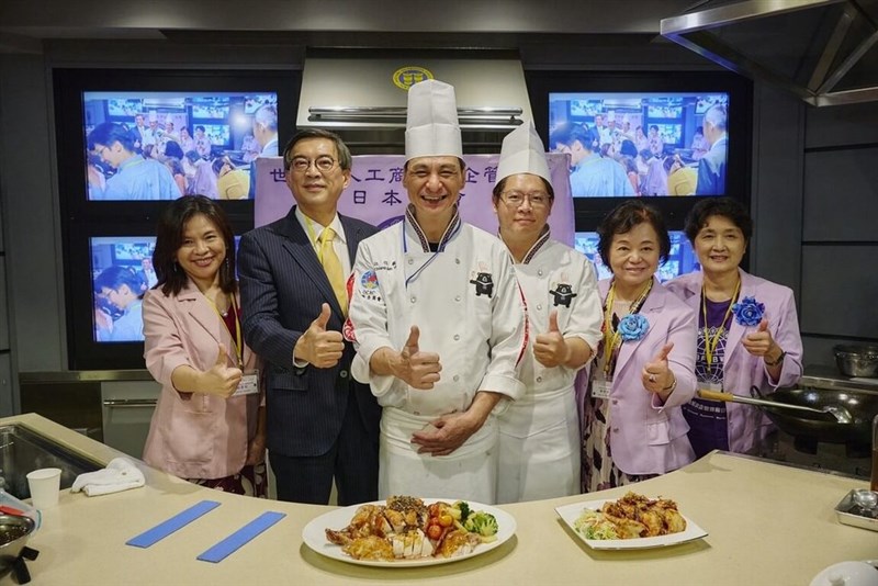 「台湾グルメ国際巡回講座」で原住民族の伝統料理でよく用いられる食材を使った料理の調理実演を行ったセデック族の料理人、江信毅さん（左から3人目）＝9月2日、東京