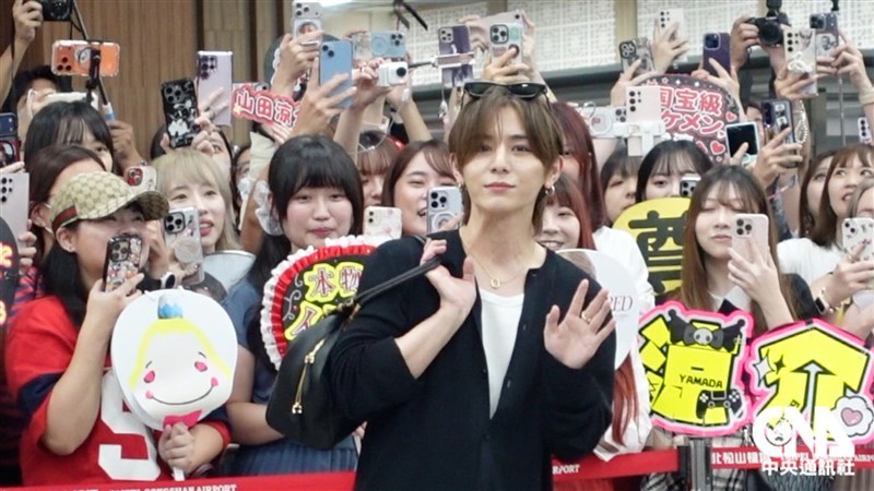 報道陣に手を振る「Hey! Say! JUMP」の山田涼介＝9月3日、台北松山空港