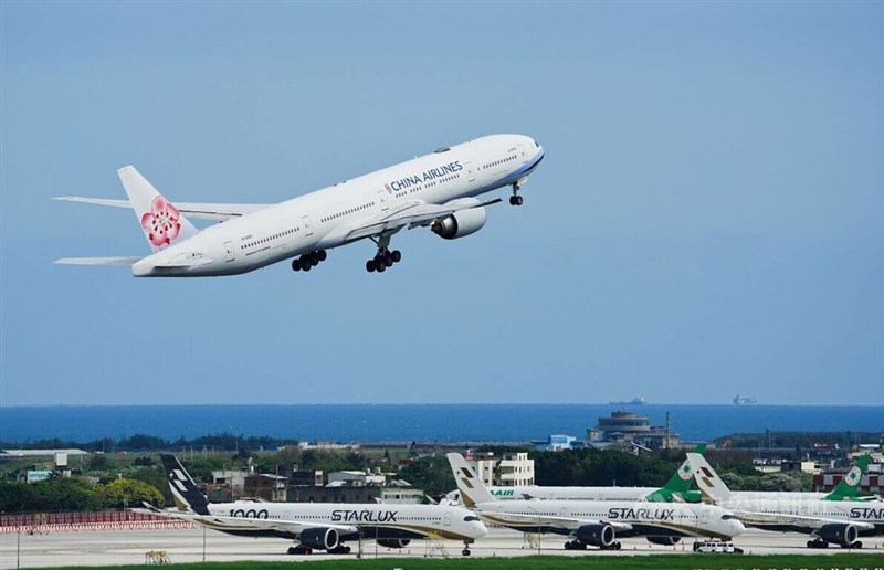 桃園空港を飛び立つ飛行機＝中央社記者黄名璽撮影