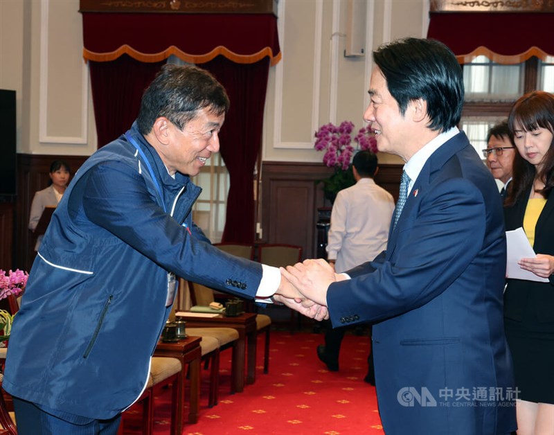 頼清徳総統（右）と握手を交わす中西健治・神奈川県日華親善協会会長＝2026年9月7日、中央社記者郭日暁撮影
