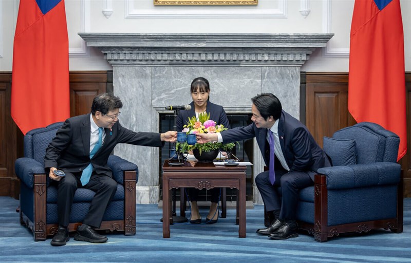総統府で8日、頼清徳総統（右）と面会した超党派の勉強会「台湾海峡の平和と安定を考える国会技位の会」のメンバーで日本保守党の北村晴男参院議員（左）＝総統府提供
