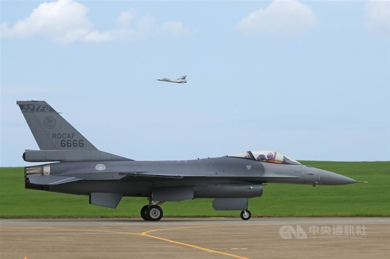 空軍の台中清泉崗基地内を走行するF16V戦闘機（手前）＝中央社資料写真