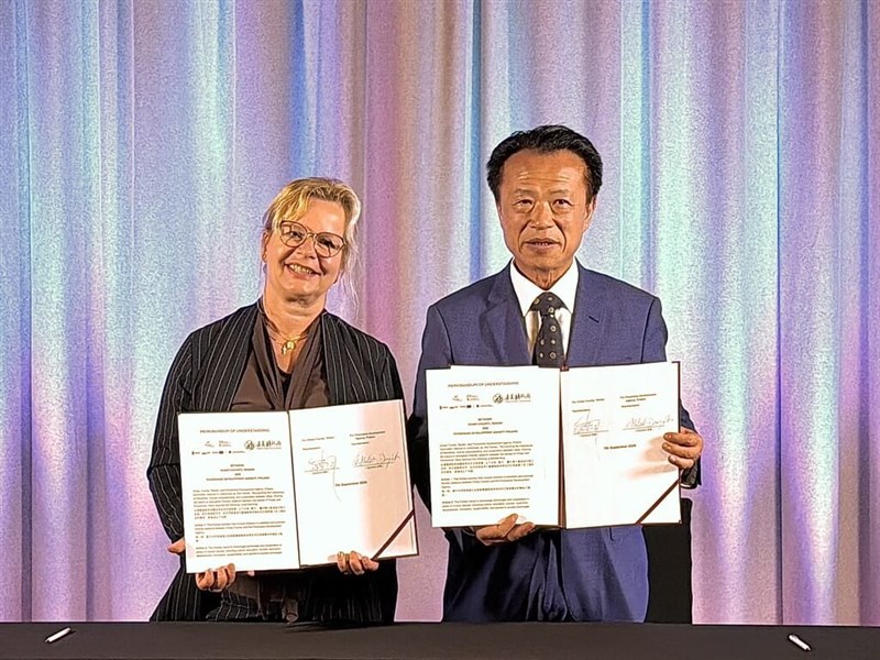 ポーランド・ポモージェ県のポモージェ開発庁と無人機に関する協力覚書を締結した嘉義県の翁章梁県長（右）＝同県政府提供