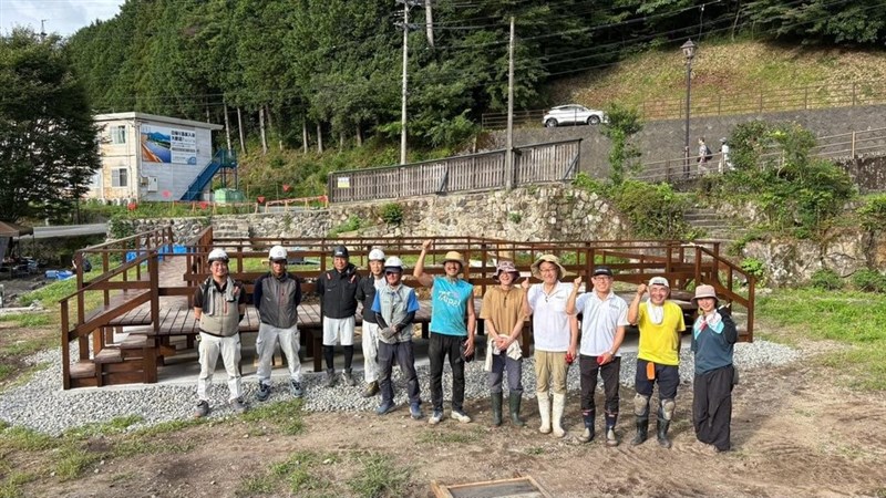作品の制作には、地元の消防隊員や市議会議員、下呂市の田口広宣副市長らがボランティアとして加わり、完成にこぎ着けた（涂維政さん提供）
