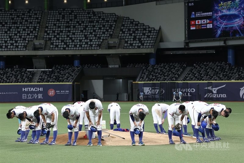 試合後、帽子を脱いで一礼する台湾代表の選手たち＝2026年9月13日、中央社記者呉家昇撮影