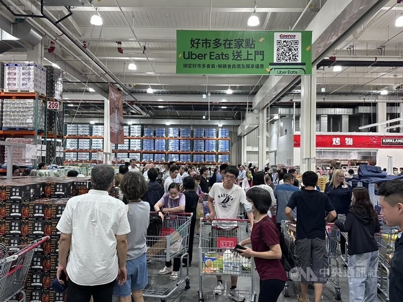 オープン初日のコストコ新高雄店＝2026年7月3日、中央社記者林巧璉撮影