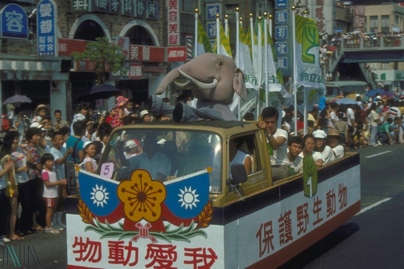 動物園の人気者、アジアゾウの「林旺」を模した着ぐるみも登場した(国家発展委員会国家档案館より)