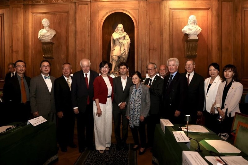台仏文化賞授賞式に出席した李遠文化部長（右から6人目）＝9月14日、パリ