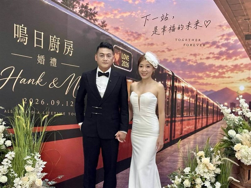 台湾鉄道の豪華観光列車「鳴日厨房」をウエディング列車として利用する新郎新婦＝台鉄提供
