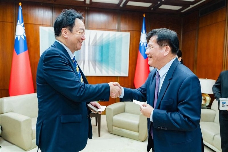 国民民主党の村岡敏英衆院議員（左）と握手を交わす林佳竜外交部長＝9月15日、台北市（外交部提供）