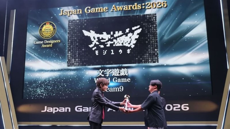 ゲームクリエーターの桜井政博氏（左）からトロフィーを受け取るTeam9の総合プロデューサー、張文韋さん（同社のフェイスブックから）