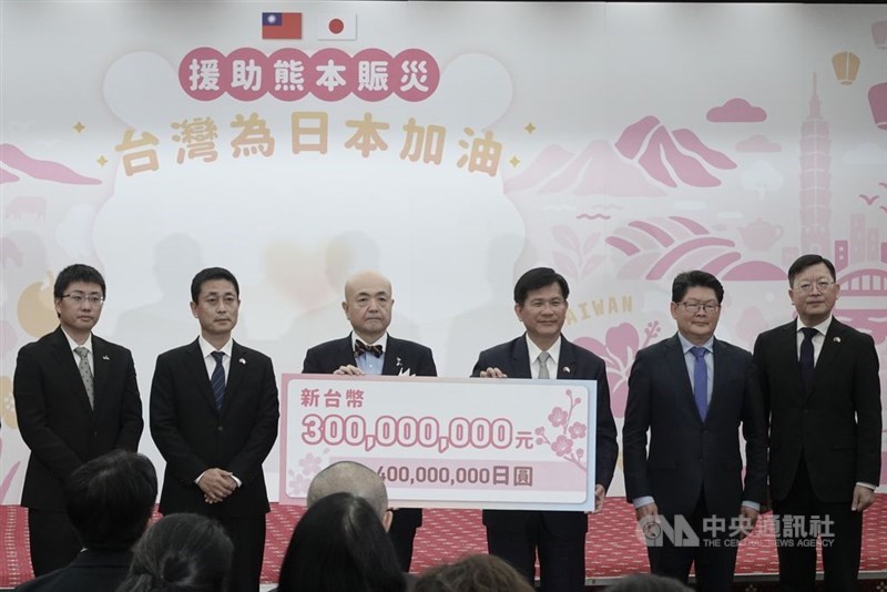 寄付金の贈呈式に出席した林佳竜外交部長（右から3人目）、日本台湾交流協会台北事務所の片山和之代表（左から3人目）、熊本県人会の本島知明会長（左から2人目）ら＝9月17日、台北市