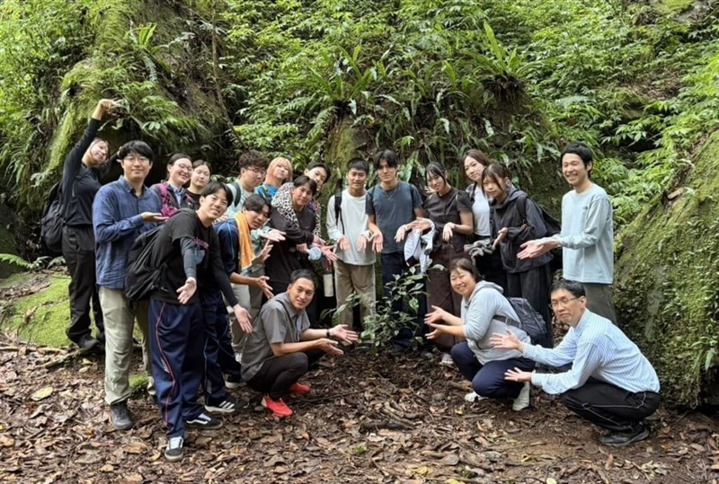 9月中旬に苗栗県の先住民集落周辺で里山実習を行った龍谷大学の教員や学生ら（林業・自然保育署提供）