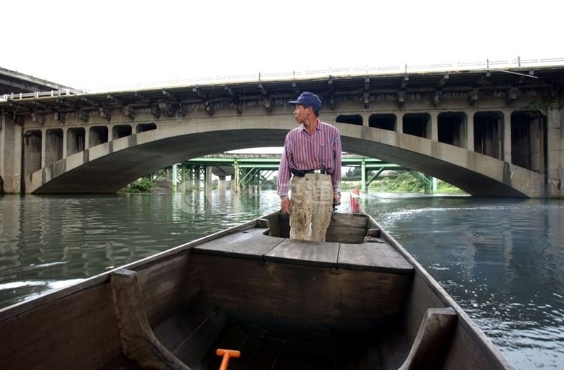 解体直前の「明治橋（中山橋）」＝2002年12月、台北市