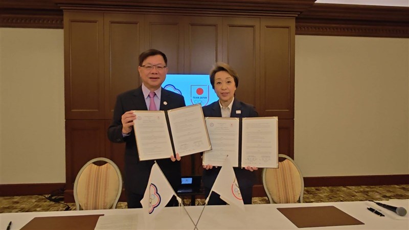 協力交流協定を締結する中華オリンピック委員会の蔡家福主席（左）と日本オリンピック委員会の橋本聖子会長＝中華オリンピック委員会提供