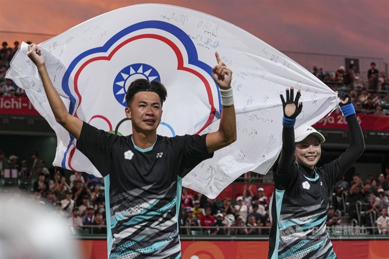 愛知・名古屋アジア大会は21日、各競技の決勝が行われ、台湾勢はソフトテニスの混合ダブルスで余凱文（左）、黄詩媛（右）組が優勝し、今大会の台湾勢金メダル第1号となった＝中央社撮影