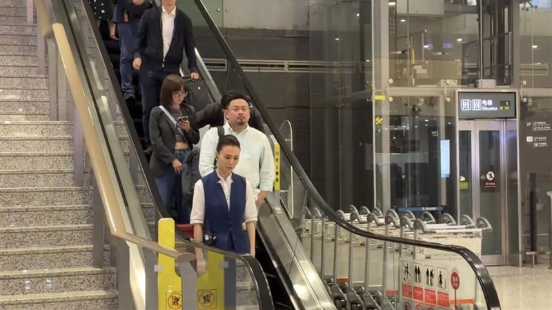 20日夜、中国江蘇省南京の南京禄口国際空港に到着した洪申翰(こうしんかん)労働部長(労働相、中央前から2番目)=読者提供