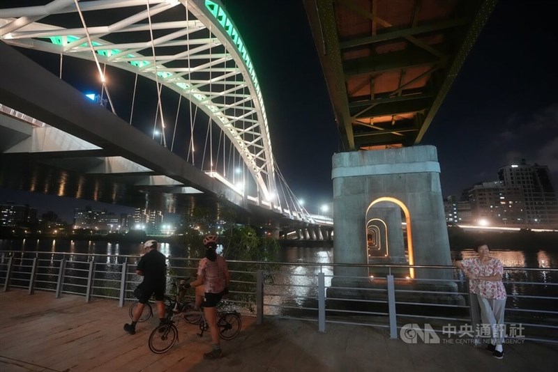 日本統治時代に建設された川端橋(右)の橋脚と橋桁=2026年9月21日、中央社記者徐肇昌撮影