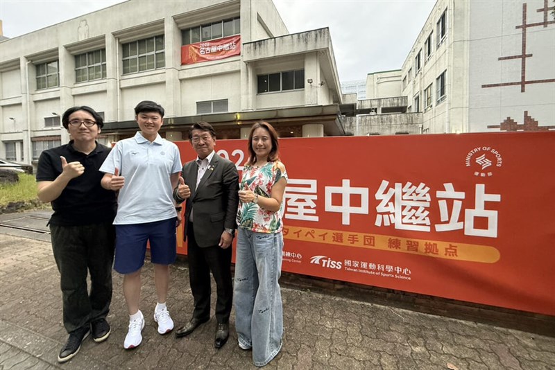 名古屋市中区の旧御園小に設置されている台湾代表の練習拠点を訪問した台南市台日文化友好交流基金会の郭貞慧名誉董事長（右端）＝本人提供