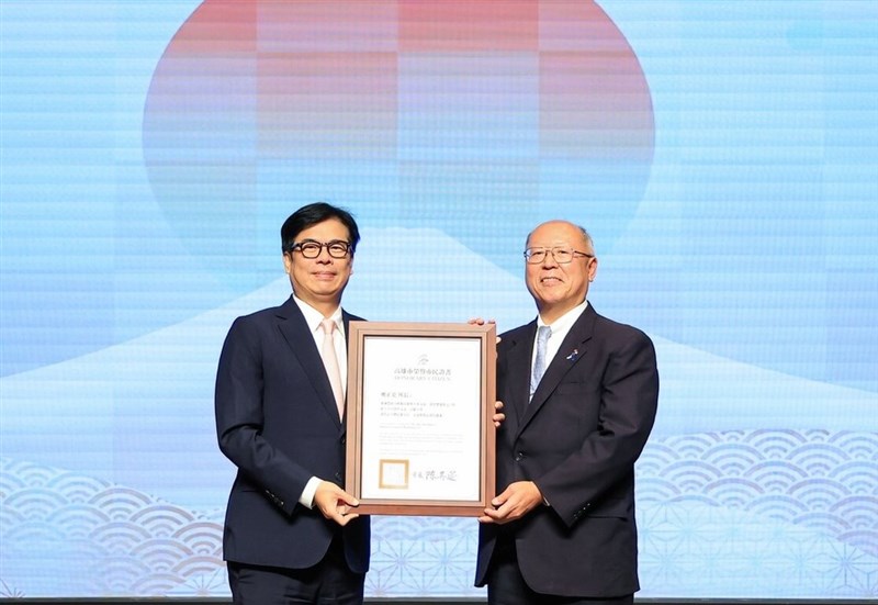 陳其邁高雄市長（左）から「栄誉市民証」を受け取る日本台湾交流協会高雄事務所の奥正史前所長＝9月21日、高雄市（高雄市行政・国際処提供）