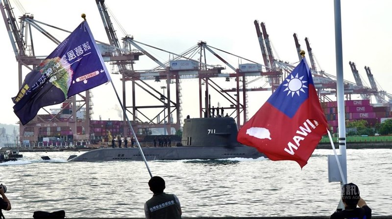 高雄港を出港する海鯤にエールを送る軍事ファンら=2026年9月23日、中央社記者董俊志撮影