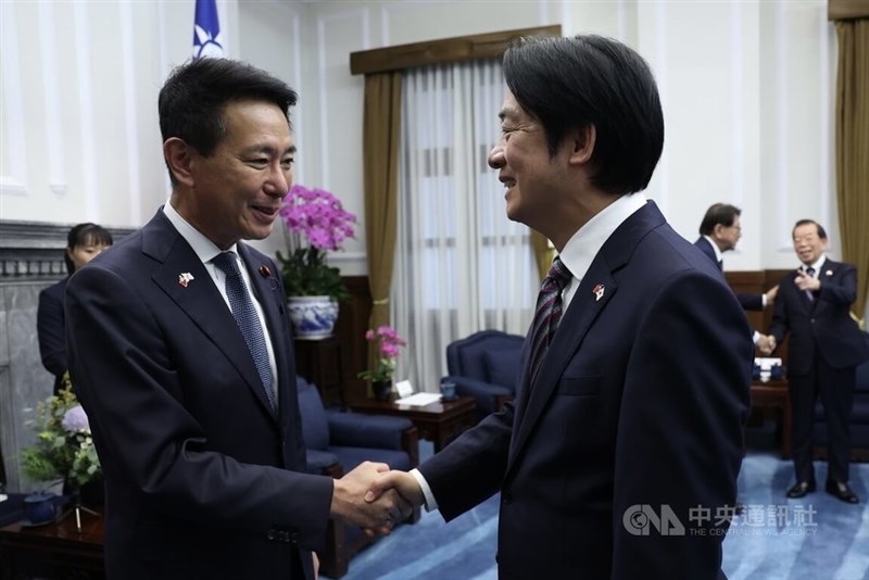 訪台した日本維新の会の前原誠司衆院議員（左）と握手する頼清徳総統＝9月22日、台北市