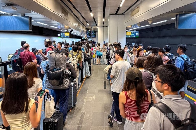 混雑する台湾高速鉄道台北駅のホーム＝2026年9月25日、中央社記者裴禎撮影
