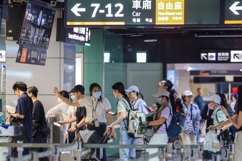 4連休を前に混雑する台湾高速鉄道台北駅の改札口=2026年9月25日、中央社記者裴禎撮影