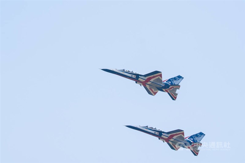 台中市から高雄市の空軍官校に向かう高等練習機「勇鷹」＝9月24日、台中市