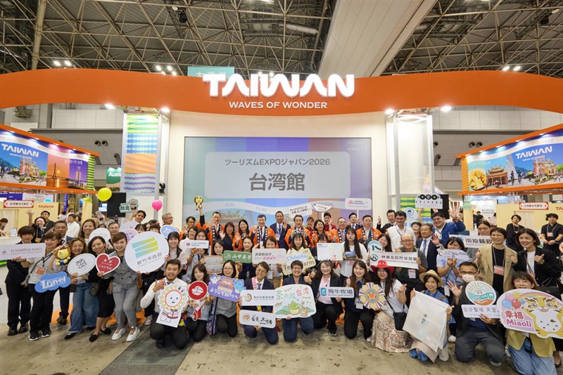 「ツーリズムEXPOジャパン」に設置されている台湾パビリオンの参加企業・団体の関係者＝9月24日、東京（台湾観光協会東京事務所提供）