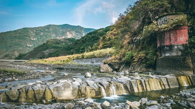 水利施設の「力里渓水圳」（屏東県文化処提供）