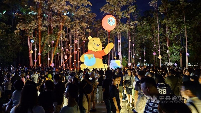 湖畔に設置された高さ9メートルの「くまのプーさん」=中央社記者蔡智明撮影