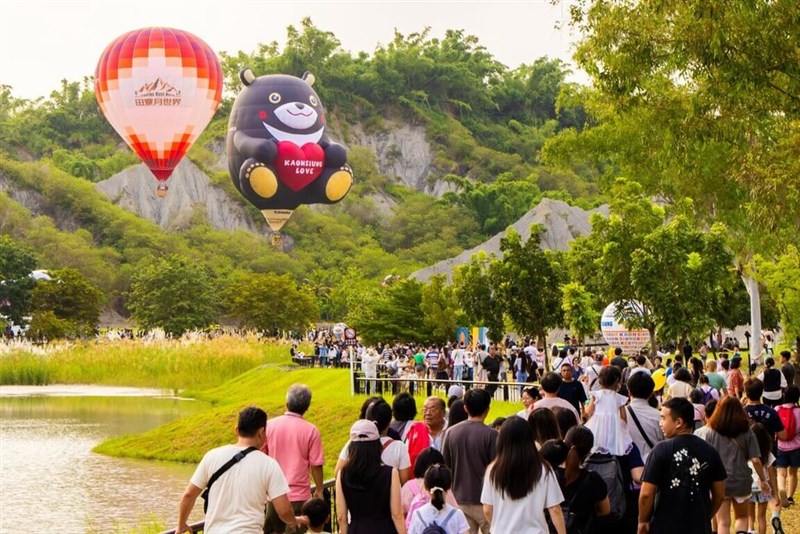 高雄市田寮区の月世界で開催された熱気球フェスティバル＝高雄市政府観光局提供