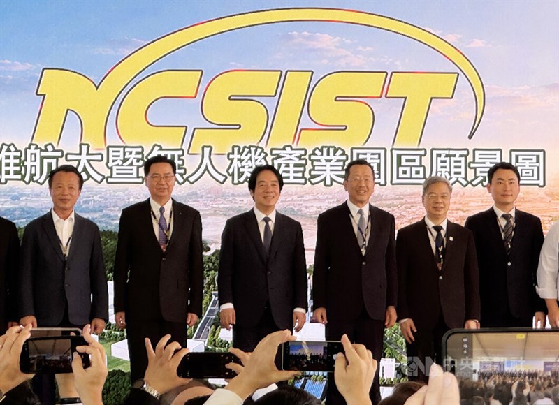 国家中山科学研究院（中科院）民雄航空宇宙・無人機産業園区の起工式に出席した頼清徳総統（左から3人目）、顧立雄国防部長（右から3人目）、龔明鑫経済部長（右から2人目）、翁章梁嘉義県長（左端）＝9月28日、嘉義県