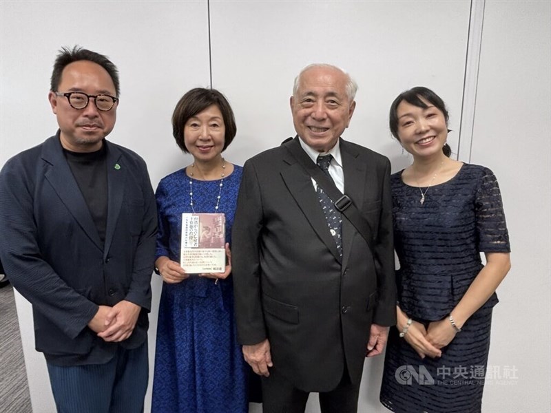 左から台湾文化センターの曽鈐竜センター長、近藤（王）明理さん、元駐日代表（大使に相当）の許世楷氏、近藤綾さん＝9月27日、東京