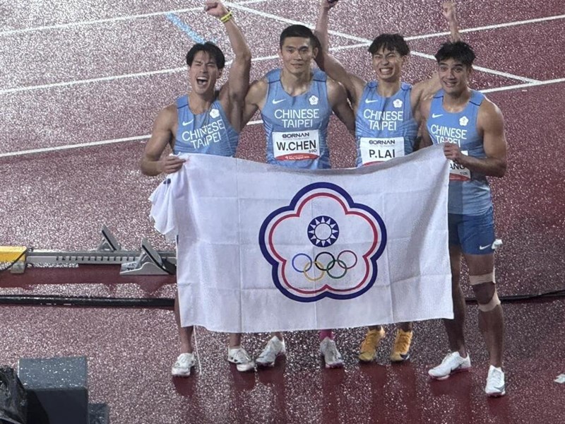 銀メダルに輝いた男子400メートルリレー台湾代表の（左から）楊俊瀚、陳玟溥、頼柏翔、黄左軍＝9月28日、名古屋市