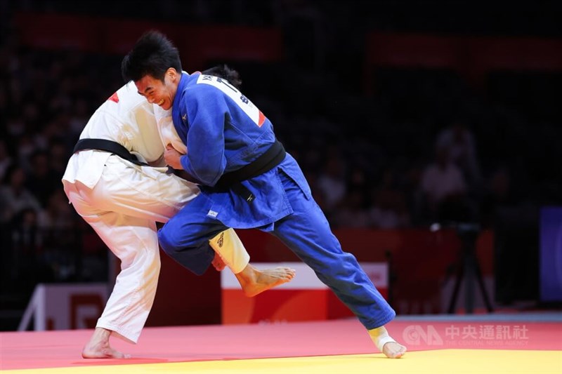 愛知・名古屋アジア大会の柔道男子60キロ級で３位決定戦に挑んだ楊勇緯（手前）＝2026年9月30日、中央社記者翁睿坤撮影