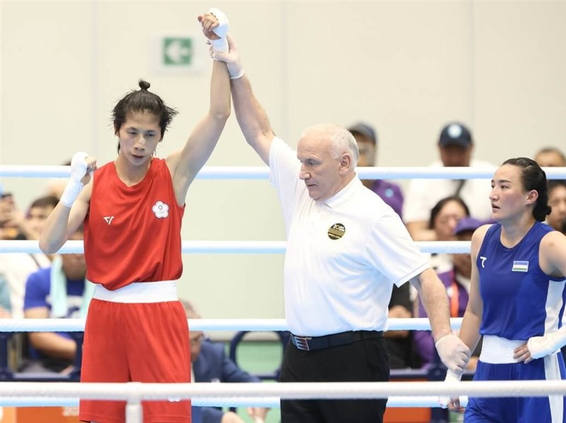 愛知・名古屋アジア大会のボクシング女子60キロ級で決勝進出を決めたパリ五輪金メダリストの林郁婷（左）＝代表撮影