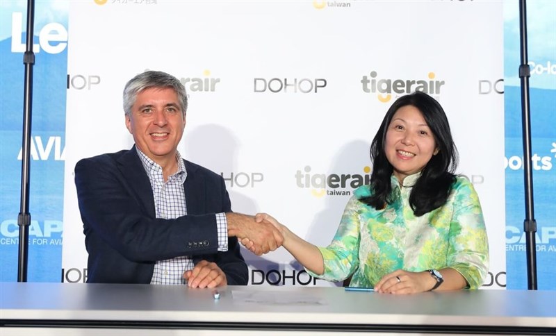 握手をするタイガーエア台湾の黄世恵董事長（右）とDohop社のHugh Aitken氏＝10月1日（タイガーエア台湾提供）