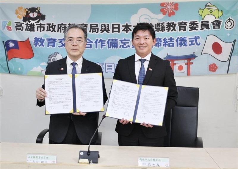 覚書締結を喜ぶ高雄市教育局の呉立森局長（左）と大分県教育委員会の山田雅文教育長＝9月29日、高雄市（高雄市教育局提供）