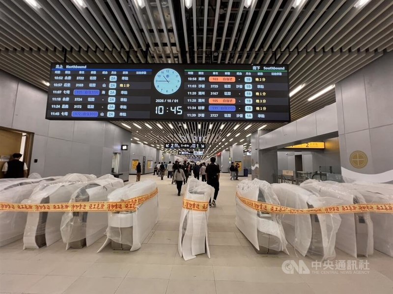 台南地下駅の発車標と新型改札機＝10月1日、台南市
