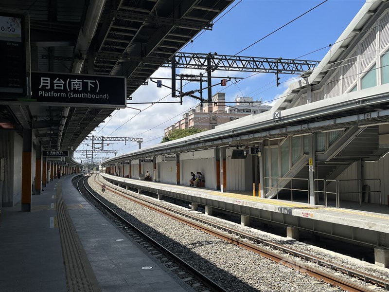 3日、桃園市に臨時駅として開業した台湾鉄道の平鎮駅のホーム＝2026年10月3日、中央社記者葉臻撮影