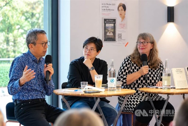 ベルリンで4日に開かれた座談会に出席する楊双子さん(中央)と通訳を務めるジャーナリストの林育立さん(左)=中央社記者林尚縈撮影