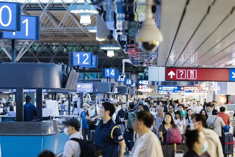桃園国際空港の利用者ら＝運営会社提供