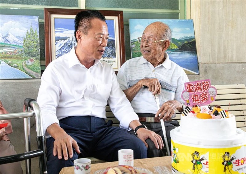 王柏雄さん（右）を訪問した翁章梁県長＝中央社記者蔡智明撮影