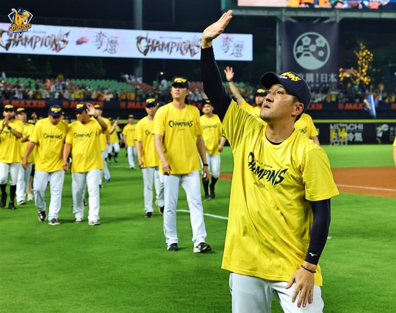 ファンの声援に応える中信ブラザーズの平野恵一監督=10月4日、台中市(球団提供)