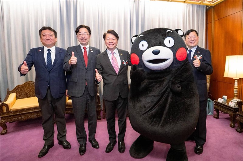 熊本県の木村敬知事（左から2人目）と県議会の内野幸喜議長（左端）の訪問を受ける外交部の甄国清主任秘書（左から3人目）＝10月6日、台北市（外交部提供）