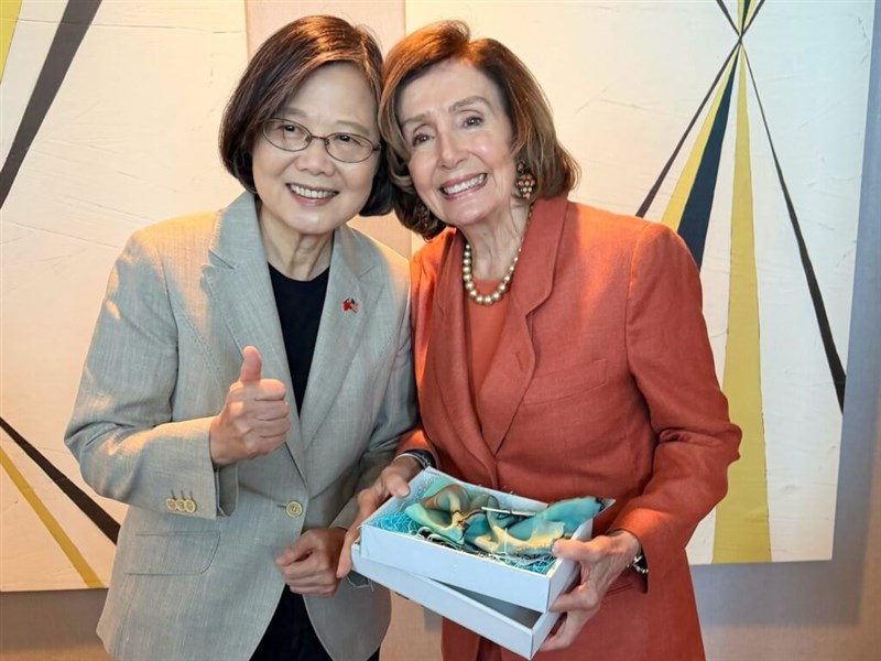 蔡英文前総統（左）から贈られたスカーフを手に笑顔のペロシ元米下院議長＝10月6日、サンフランシスコ（ペロシ氏のフェイスブックから）